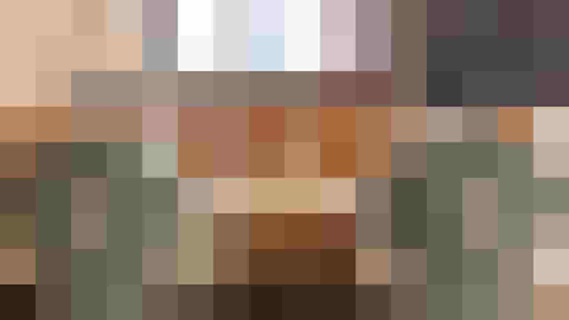 Gemütlich gedeckter Holztisch im Hotel Weissenstein mit stilvollen Gläsern und Deko