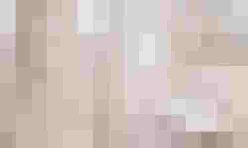 Modernes Hotelbad mit ebenerdiger Dusche, Waschbecken, Spiegel und Handtuchhalter