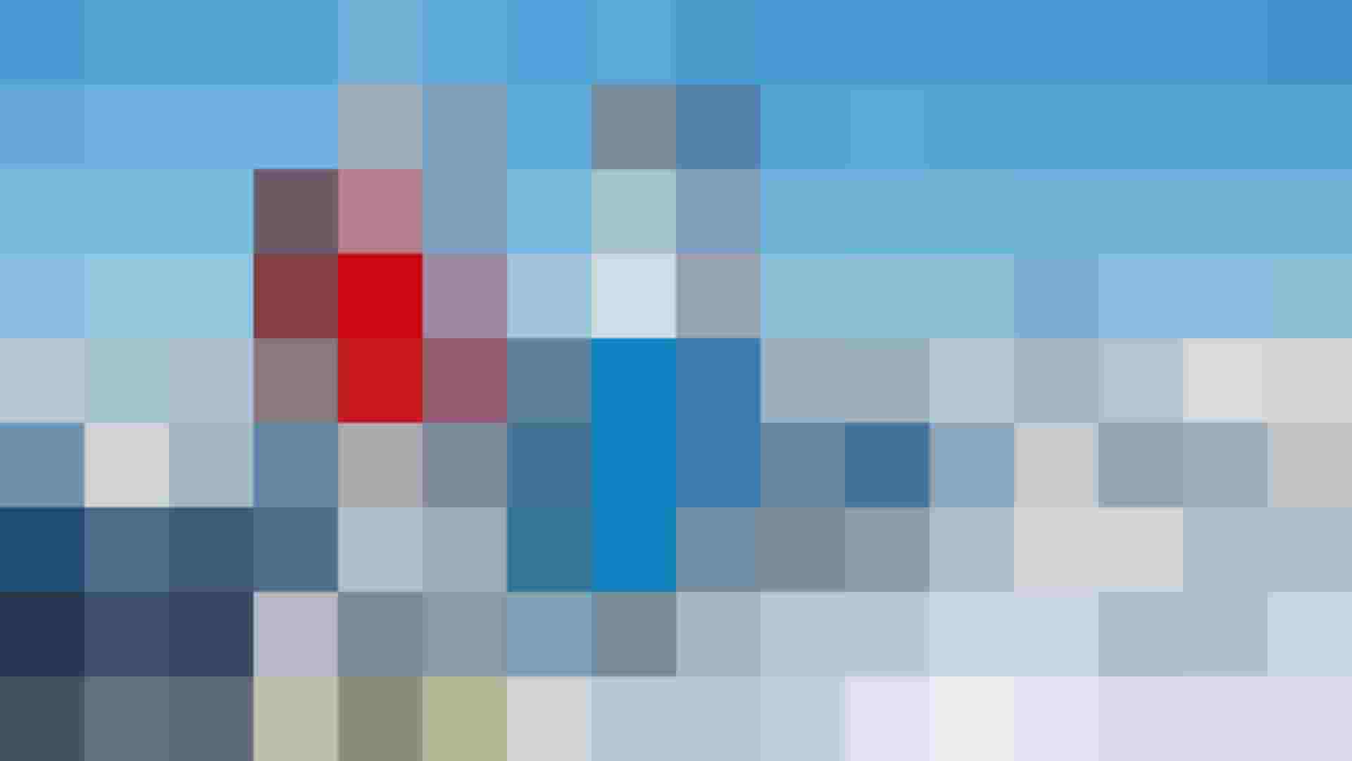 Zwei Skifahrer auf verschneitem Hang mit Alpenpanorama und strahlend blauem Himmel