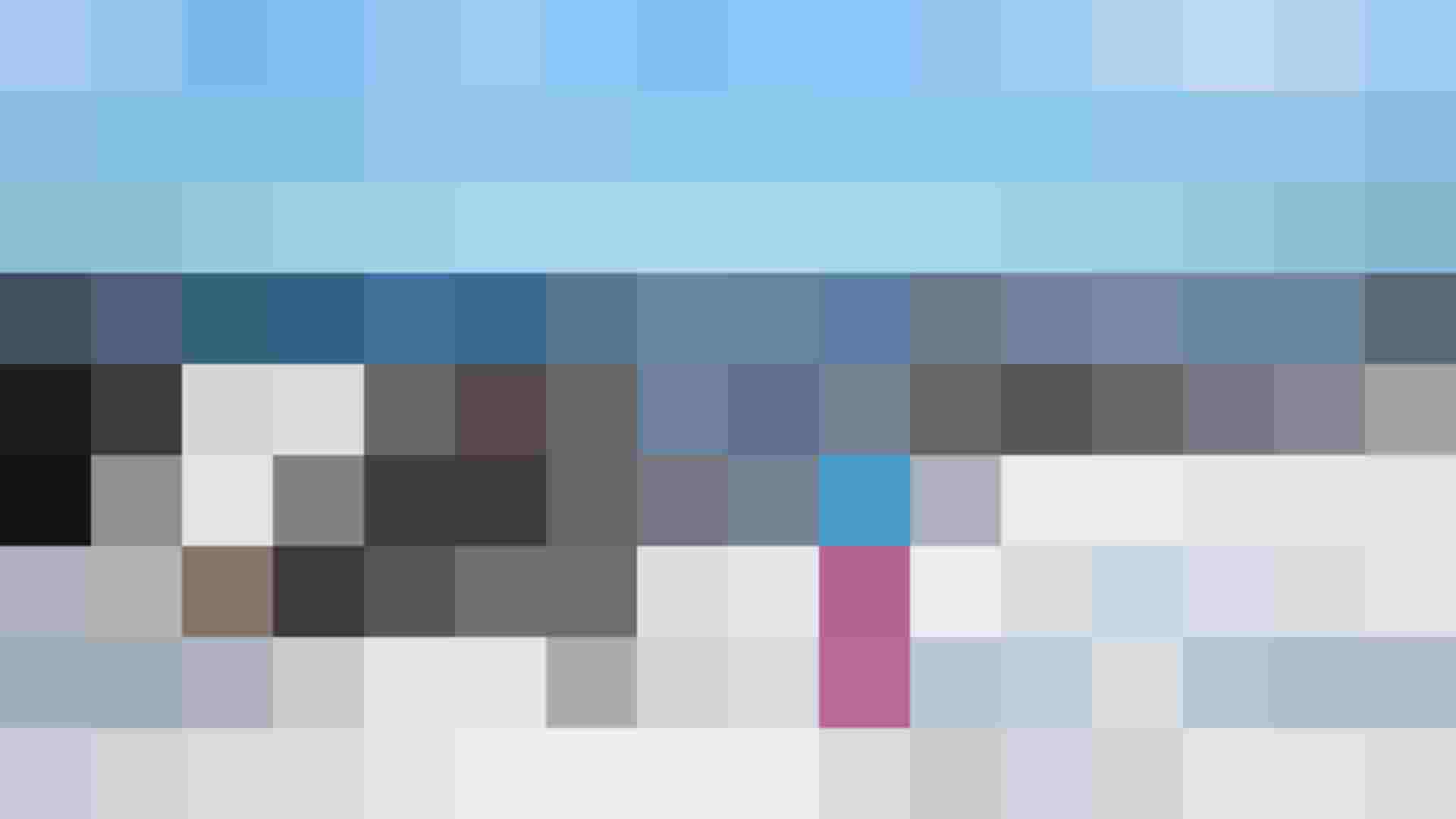 Zwei Menschen beim Schneeschuhwandern vor Almhütten im verschneiten Lungau