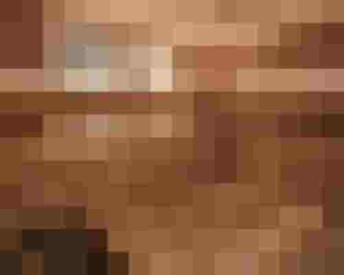 Moderne Sauna aus hellem Holz mit Fenster und indirekter Beleuchtung