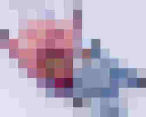 Zwei Personen in Winterkleidung liegen entspannt im Schnee im Lungau