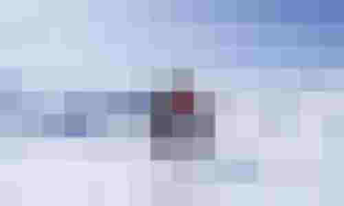 Paar mit Skiern auf verschneitem Bergpanorama